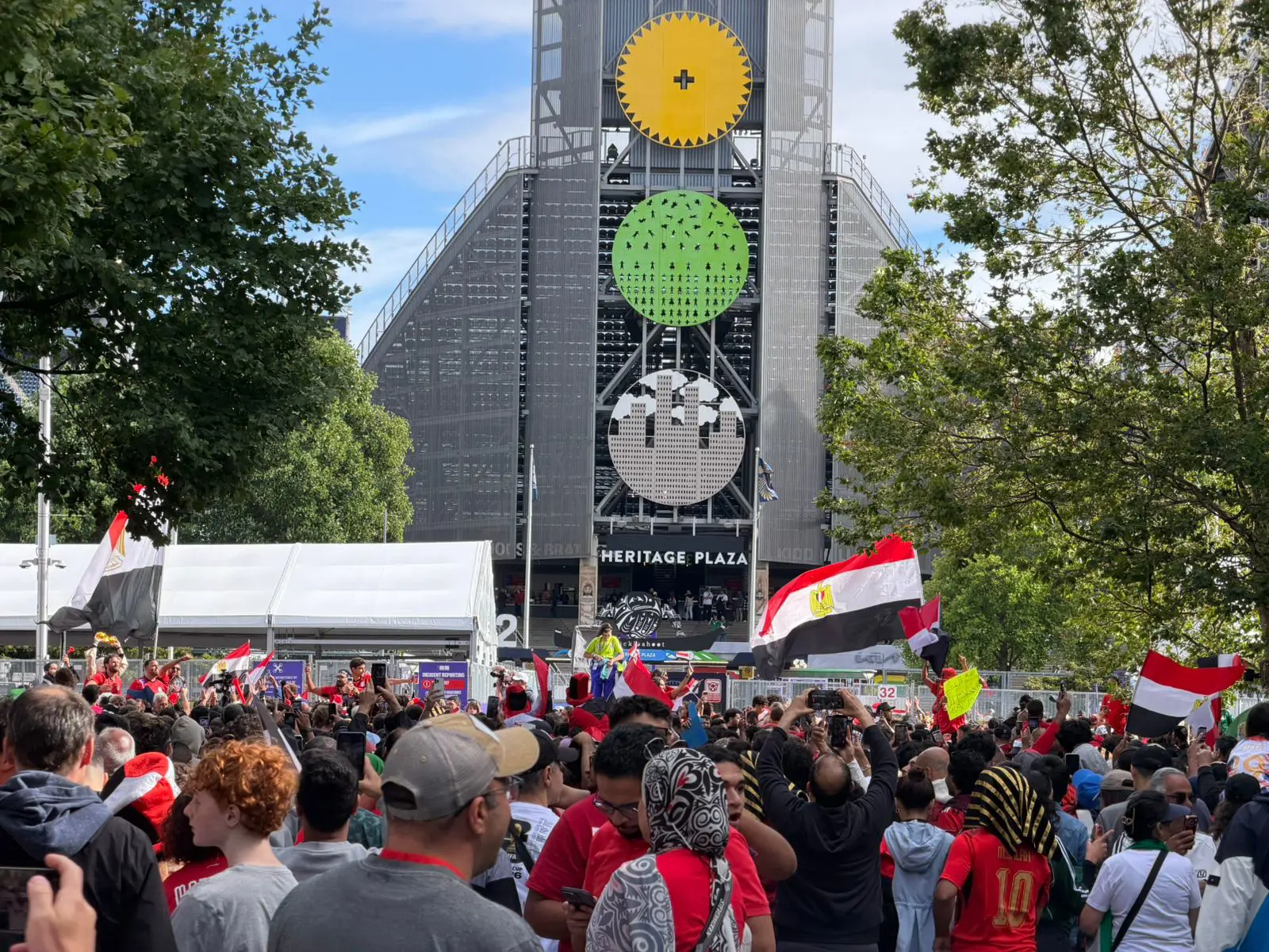 بالصور . آلاف المصريين أمام ملعب لومين فيلد لتشجيع منتخب مصر ضد إيران