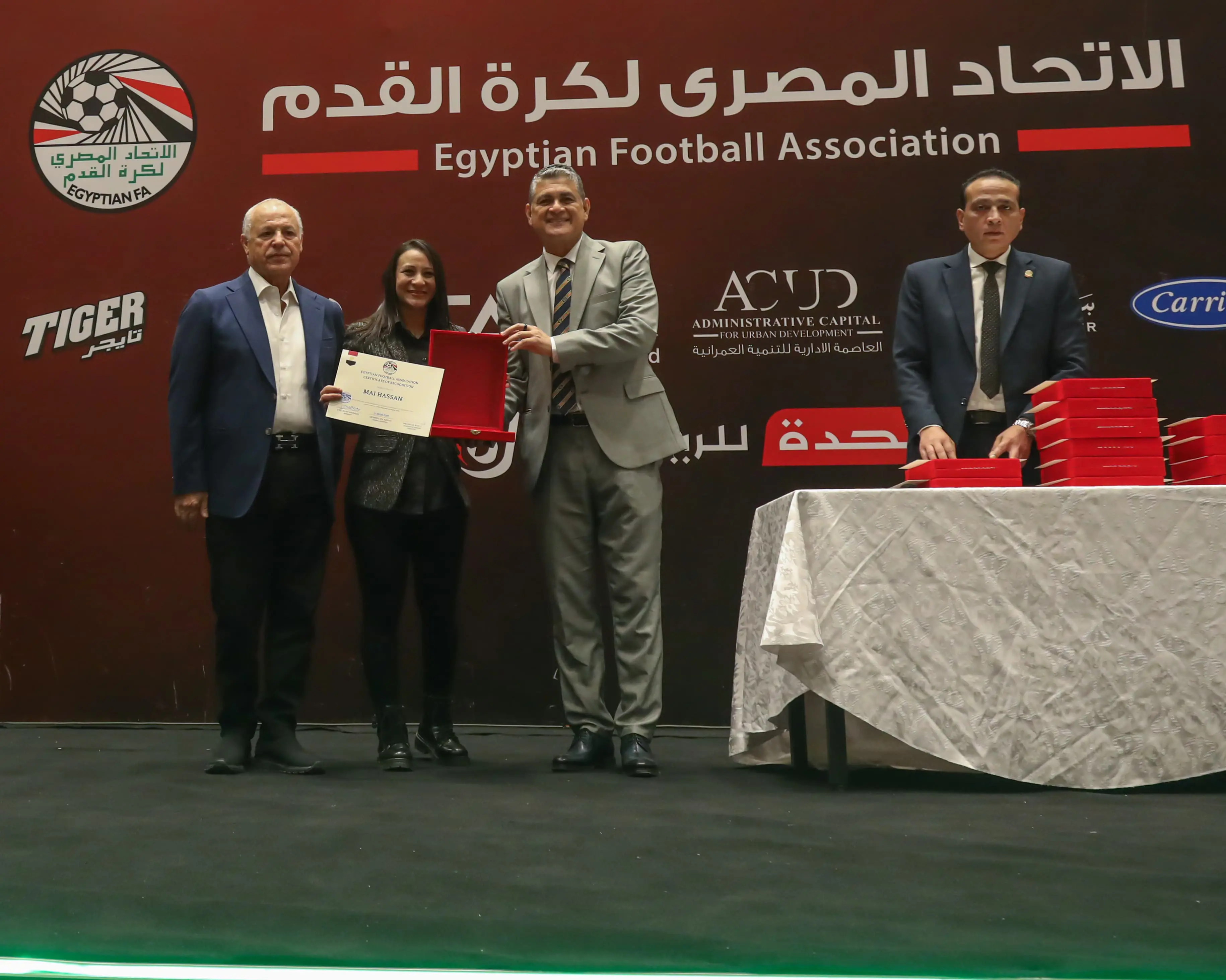 بالصور.. أبوريدة يسلم الشارة للحكام الدوليين