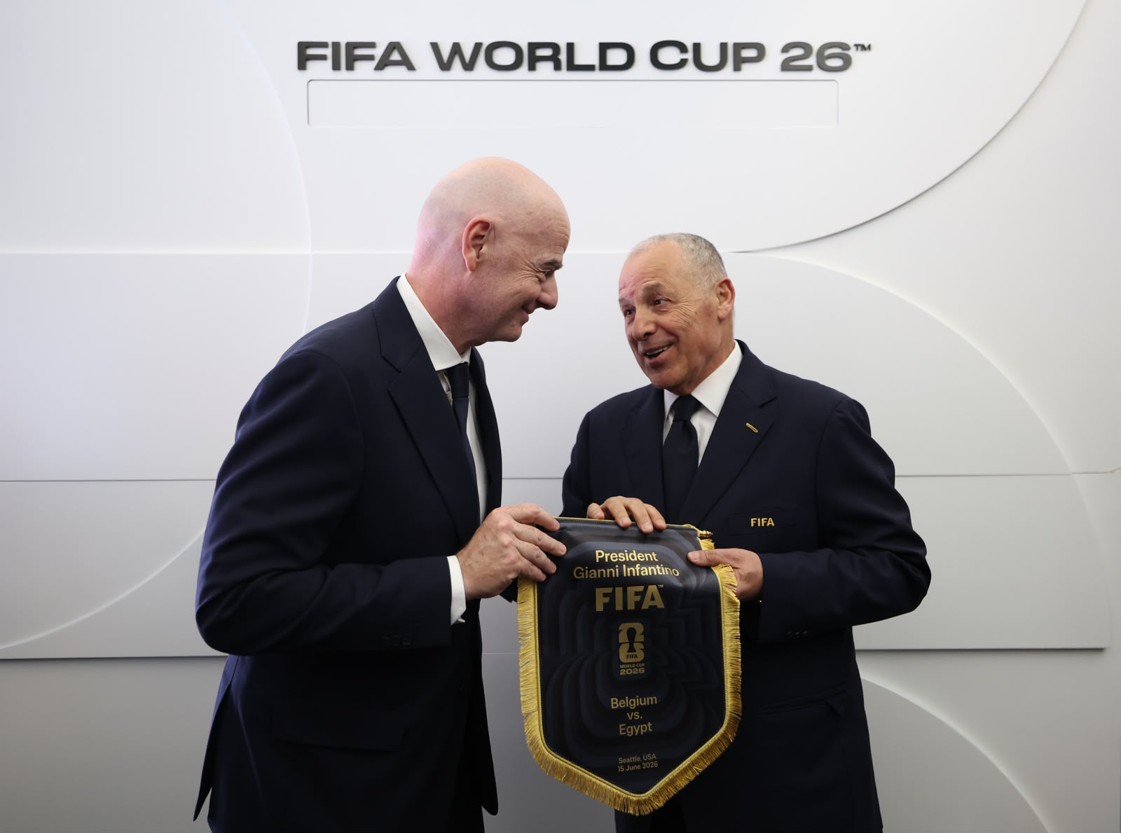 بالصور.. إنفانتينو وأبو ريدة يتبادلان الدروع التذكارية على هامش مباراة مصر وبلجيكا في كأس العالم 