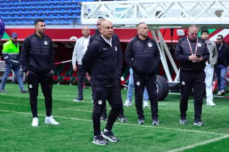 منتخب مصر يتفقد أرضية ملعب مباراة السنغال 