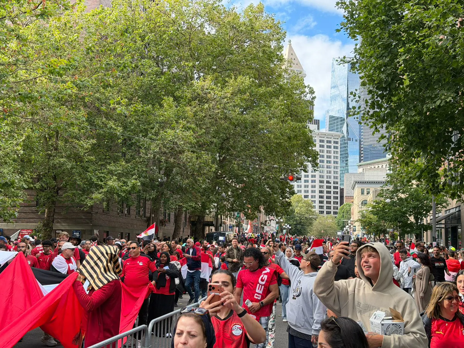 بالصور . آلاف المصريين أمام ملعب لومين فيلد لتشجيع منتخب مصر ضد إيران
