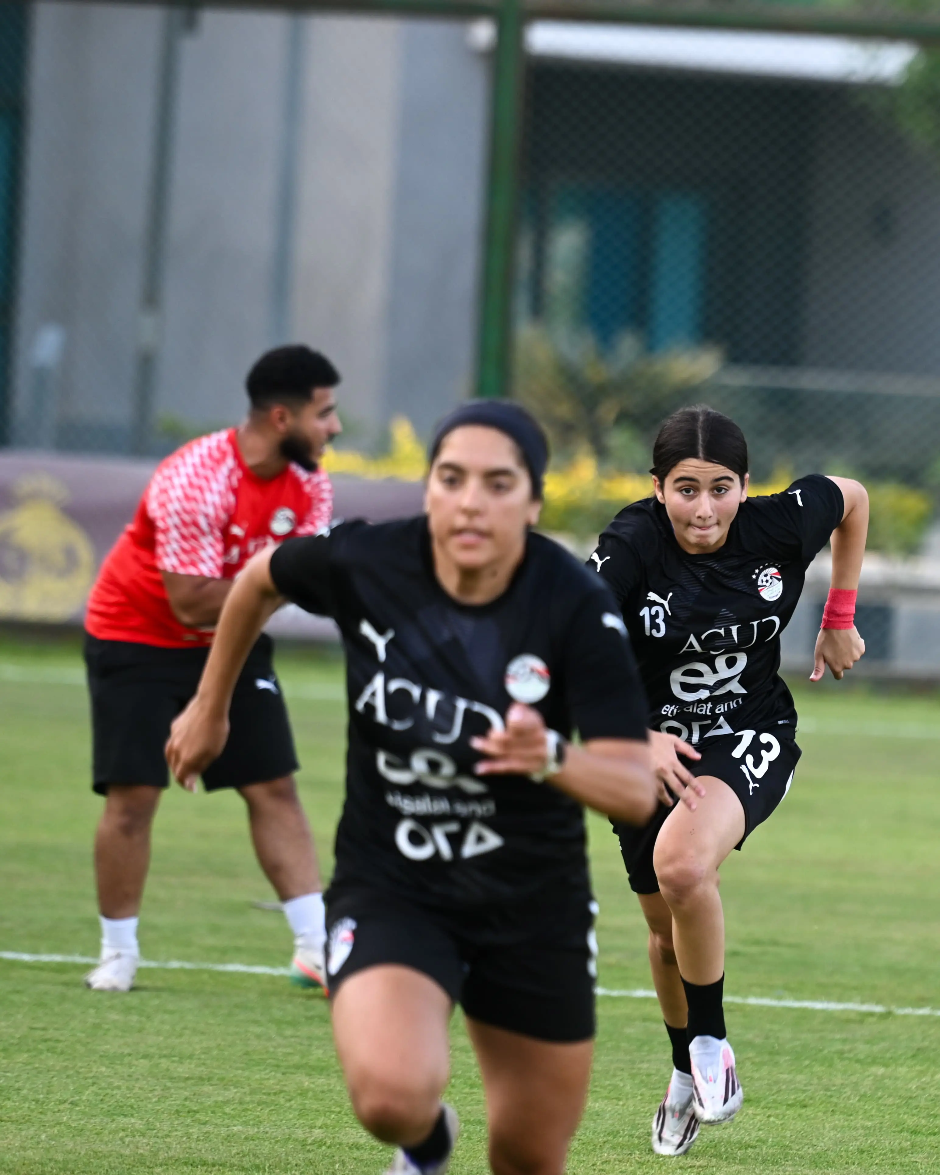 بالصور.. منتخب الكرة النسائية يواصل استعداداته لوديتي السنغال 