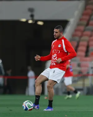 منتخب مصر يختتم تدريباته لمواجهة السعودية غداً.. ووزير الرياضة يجتمع باللاعبين