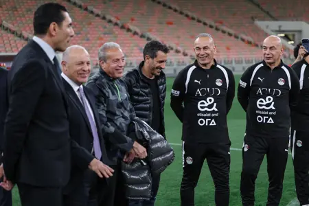 منتخب مصر يختتم تدريباته لمواجهة السعودية غداً.. ووزير الرياضة يجتمع باللاعبين
