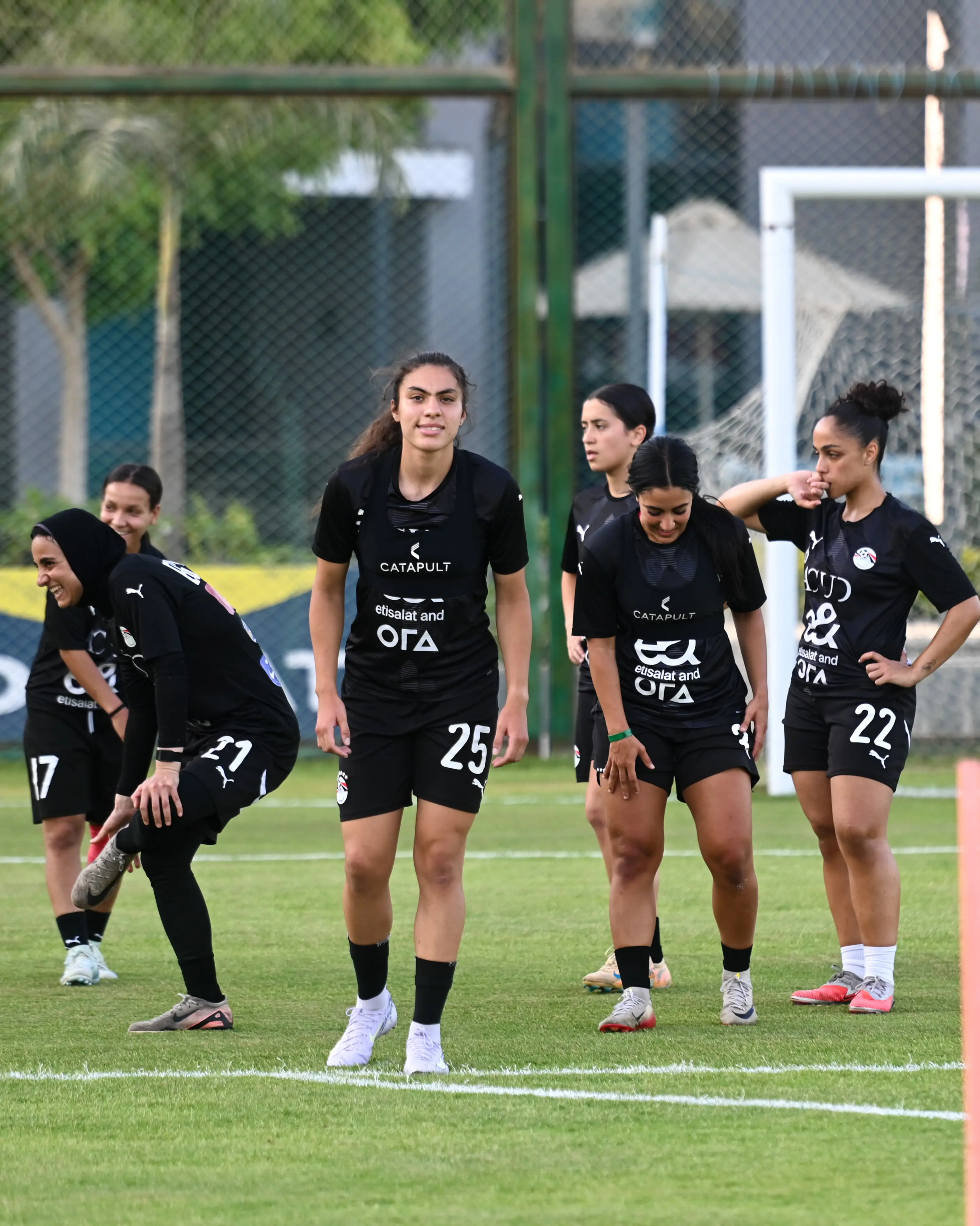 بالصور.. منتخب الكرة النسائية يواصل استعداداته لوديتي السنغال 