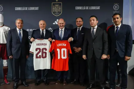 بالصور أبوريدة يهدي قميص منتخب مصر لرئيس الاتحاد الإسباني