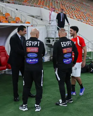منتخب مصر يختتم تدريباته لمواجهة السعودية غداً.. ووزير الرياضة يجتمع باللاعبين
