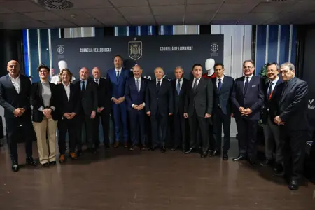 بالصور أبوريدة يهدي قميص منتخب مصر لرئيس الاتحاد الإسباني