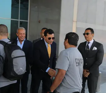 وصول بعثة المنتخب الوطني من واجادوجو ووزير الشباب والرياضة في استقبالها