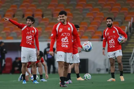 منتخب مصر يختتم تدريباته لمواجهة السعودية غداً.. ووزير الرياضة يجتمع باللاعبين