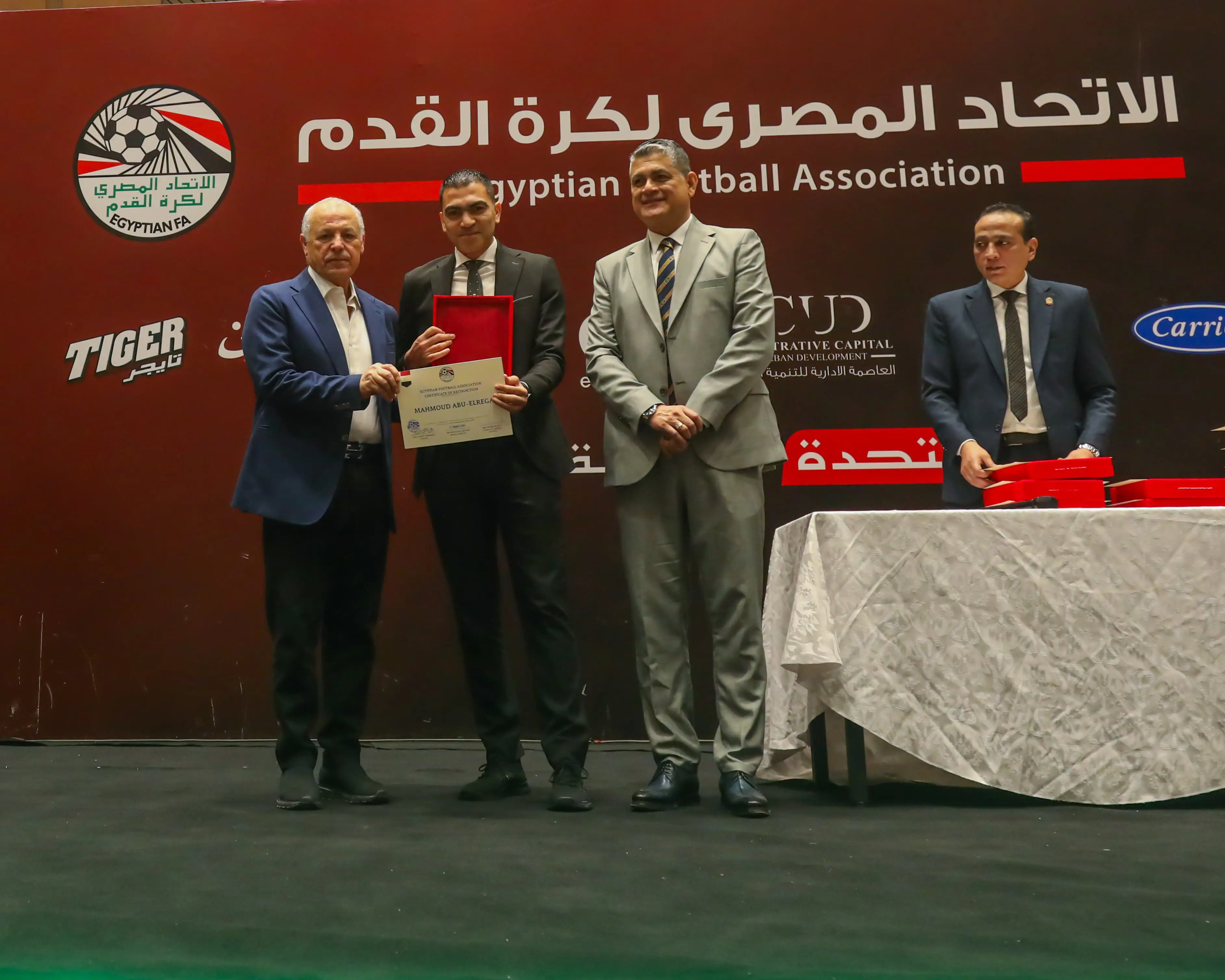 بالصور.. أبوريدة يسلم الشارة للحكام الدوليين