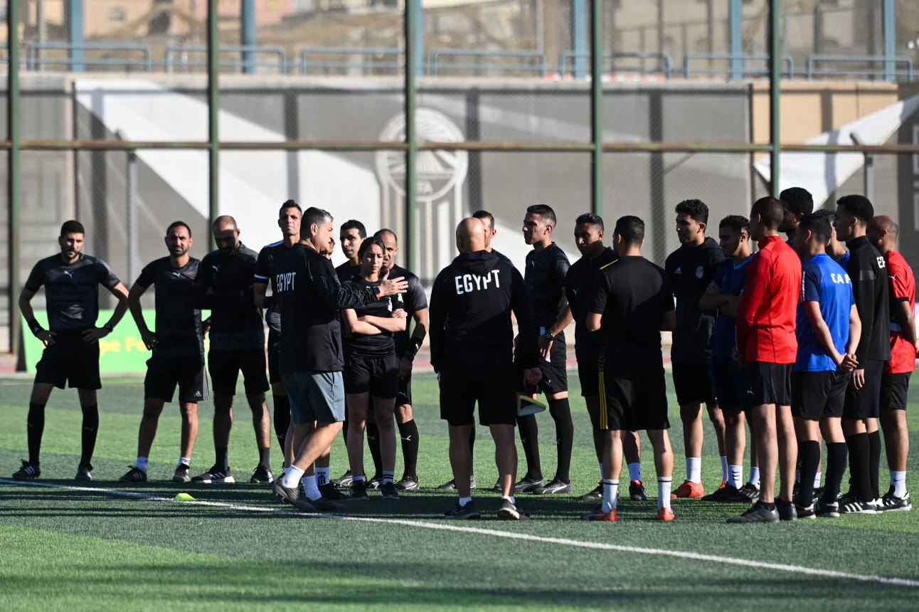 تدريبات فنية وبدنية للحكام تحت إشراف أوسكار رويز رئيس لجنة الحكام