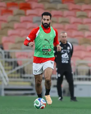 منتخب مصر يختتم تدريباته لمواجهة السعودية غداً.. ووزير الرياضة يجتمع باللاعبين