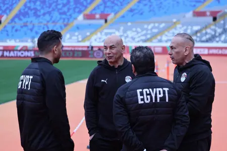 منتخب مصر يتفقد أرضية ملعب مباراة نيجيريا