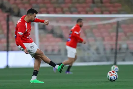 منتخب مصر يختتم تدريباته لمواجهة السعودية غداً.. ووزير الرياضة يجتمع باللاعبين
