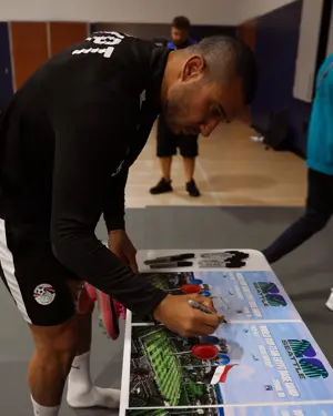 بالصور.. قميص منتخب مصر  وصور جماعية إهداءً لجامعة جونزاجا في "سبوكين" 