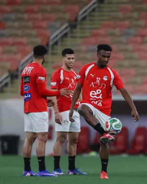 منتخب مصر يختتم تدريباته لمواجهة السعودية غداً.. ووزير الرياضة يجتمع باللاعبين
