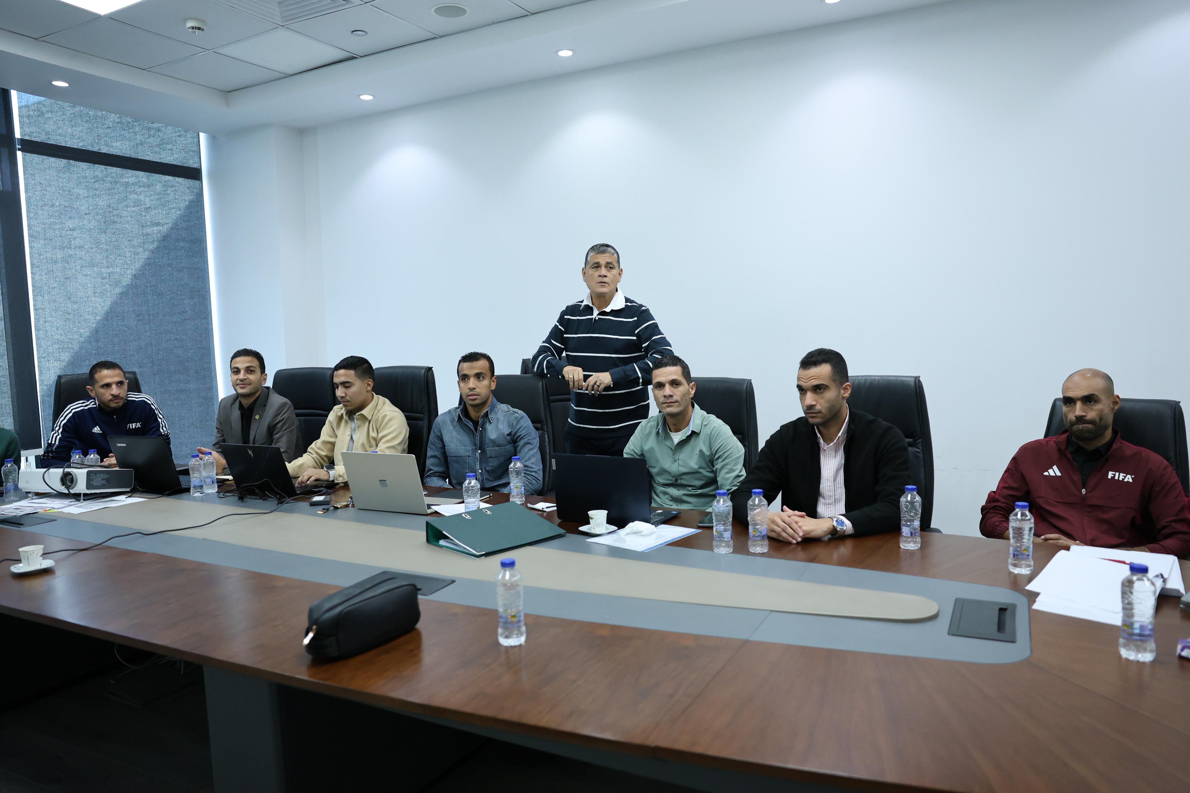 أوسكار رويز يعقد اجتماعًا فنيًا مع 9 حكام لمراجعة بعض الحالات 