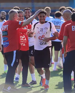 بالصور.. المنتخب يحتفل بعقد قران عمر مرموش بممر شرفي