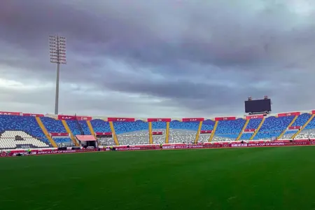 منتخب مصر يتفقد أرضية ملعب مباراة نيجيريا