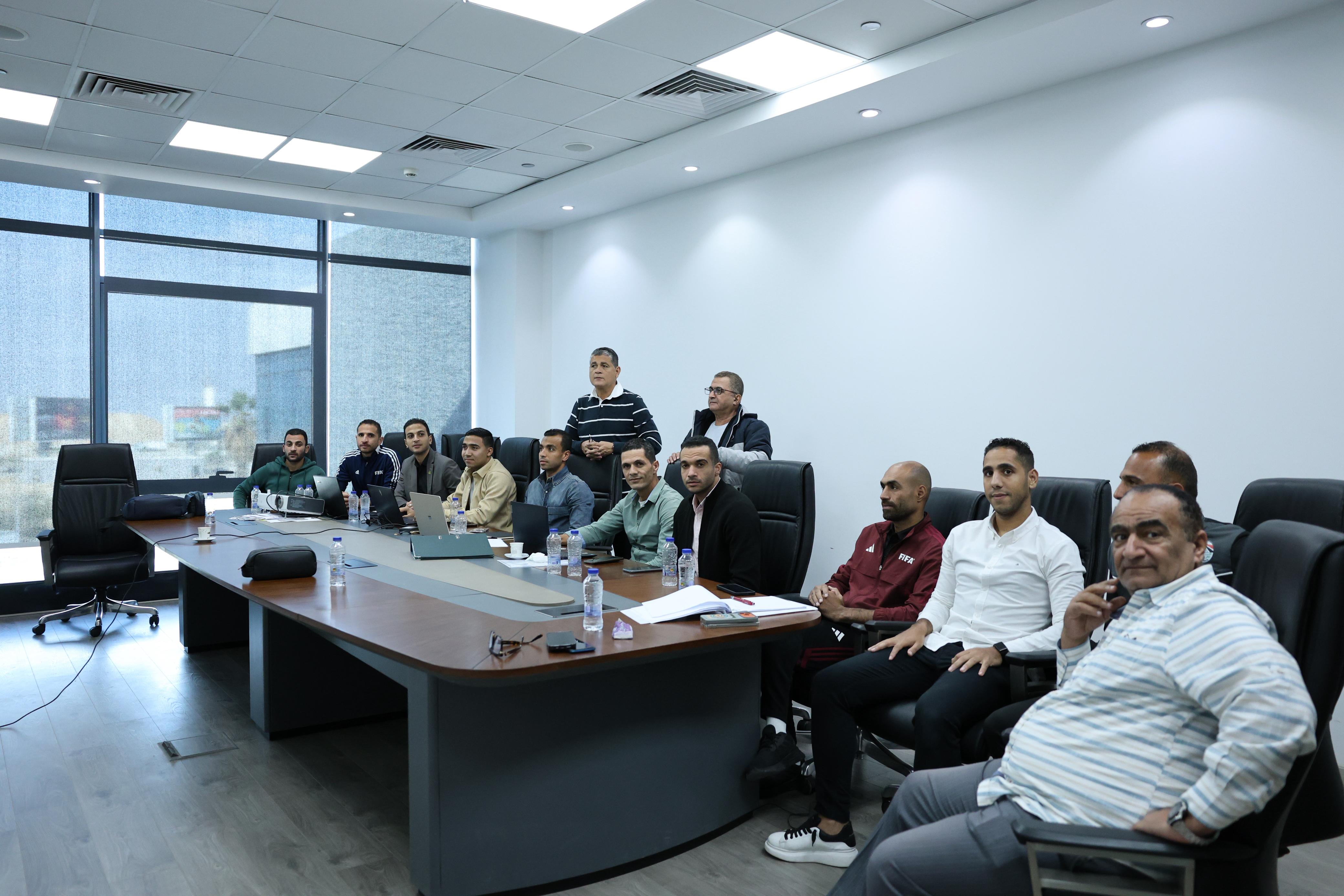 أوسكار رويز يعقد اجتماعًا فنيًا مع 9 حكام لمراجعة بعض الحالات 