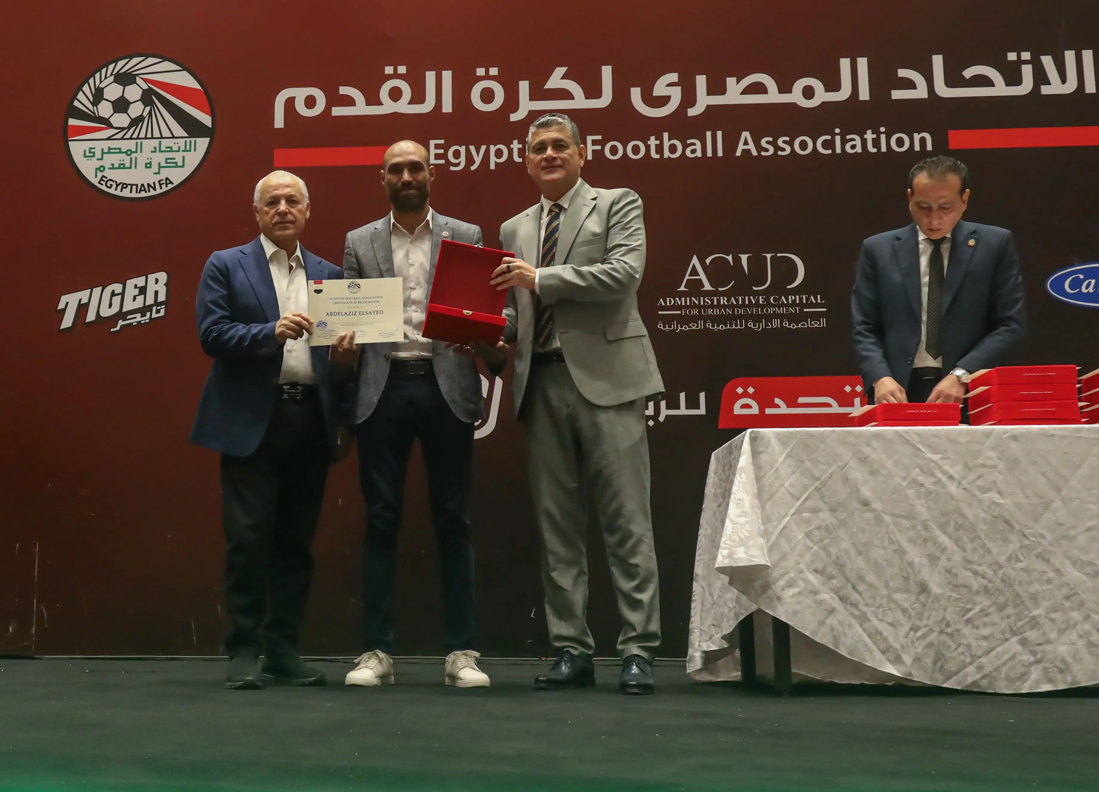 بالصور.. أبوريدة يسلم الشارة للحكام الدوليين