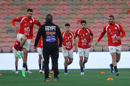 منتخب مصر يختتم تدريباته لمواجهة السعودية غداً.. ووزير الرياضة يجتمع باللاعبين
