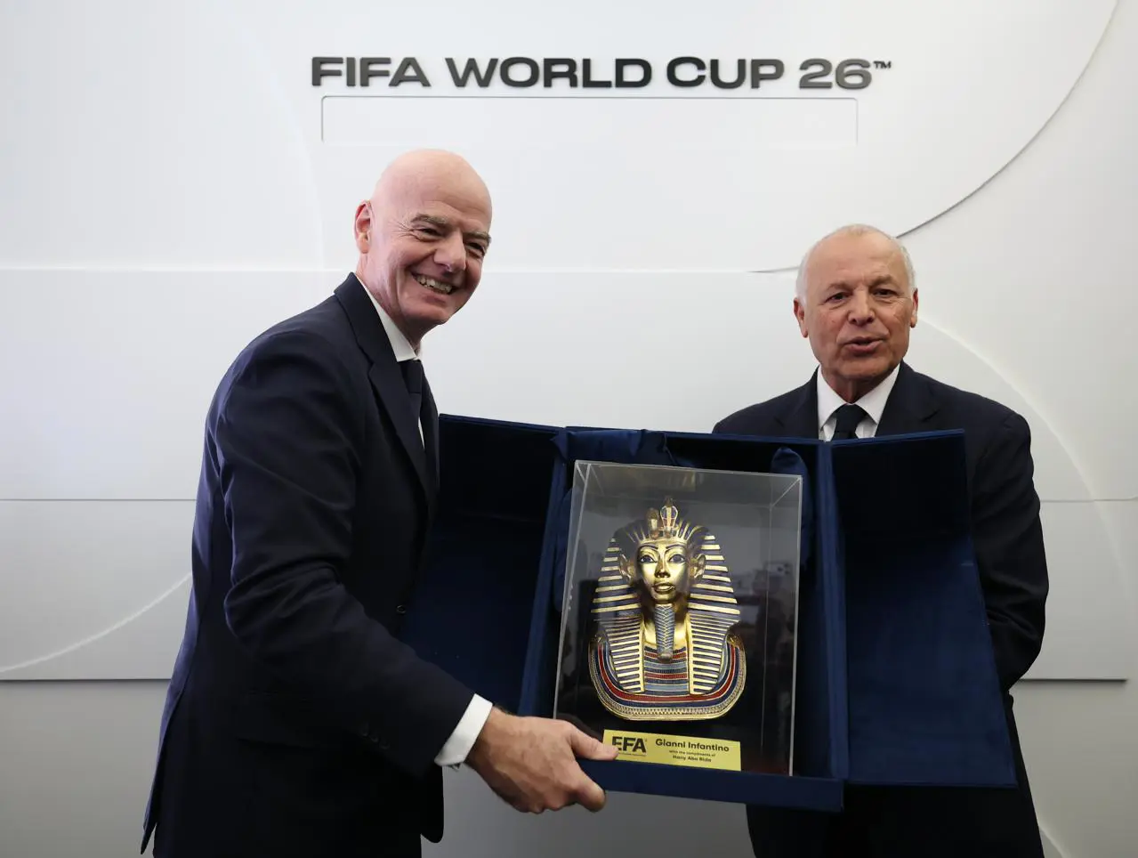بالصور.. إنفانتينو وأبو ريدة يتبادلان الدروع التذكارية على هامش مباراة مصر وبلجيكا في كأس العالم 