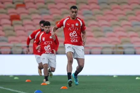 منتخب مصر يختتم تدريباته لمواجهة السعودية غداً.. ووزير الرياضة يجتمع باللاعبين