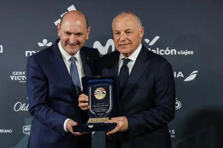 بالصور أبوريدة يهدي قميص منتخب مصر لرئيس الاتحاد الإسباني