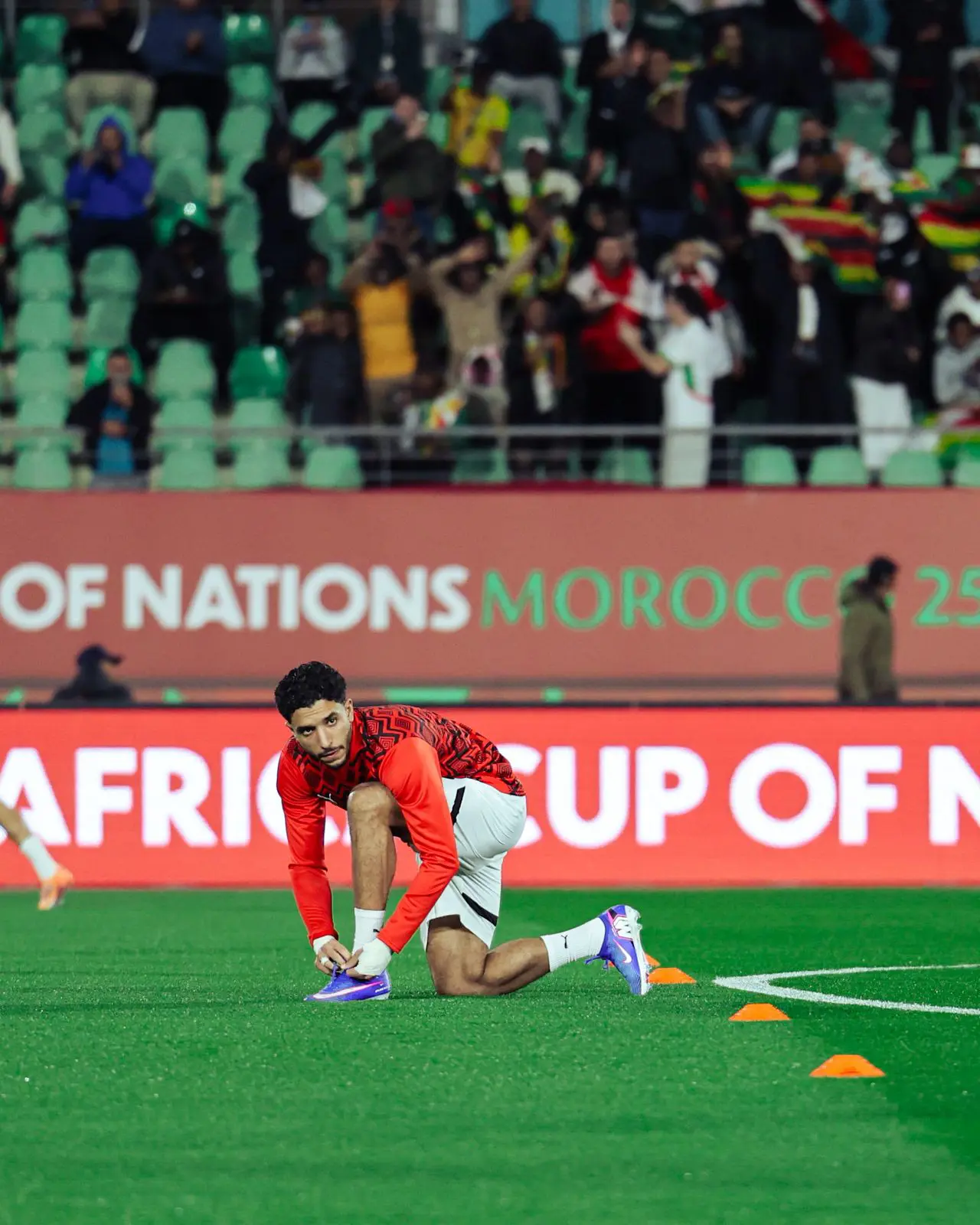 احماء لاعبو المنتخب قبل بداية مباراة زيمبابوي