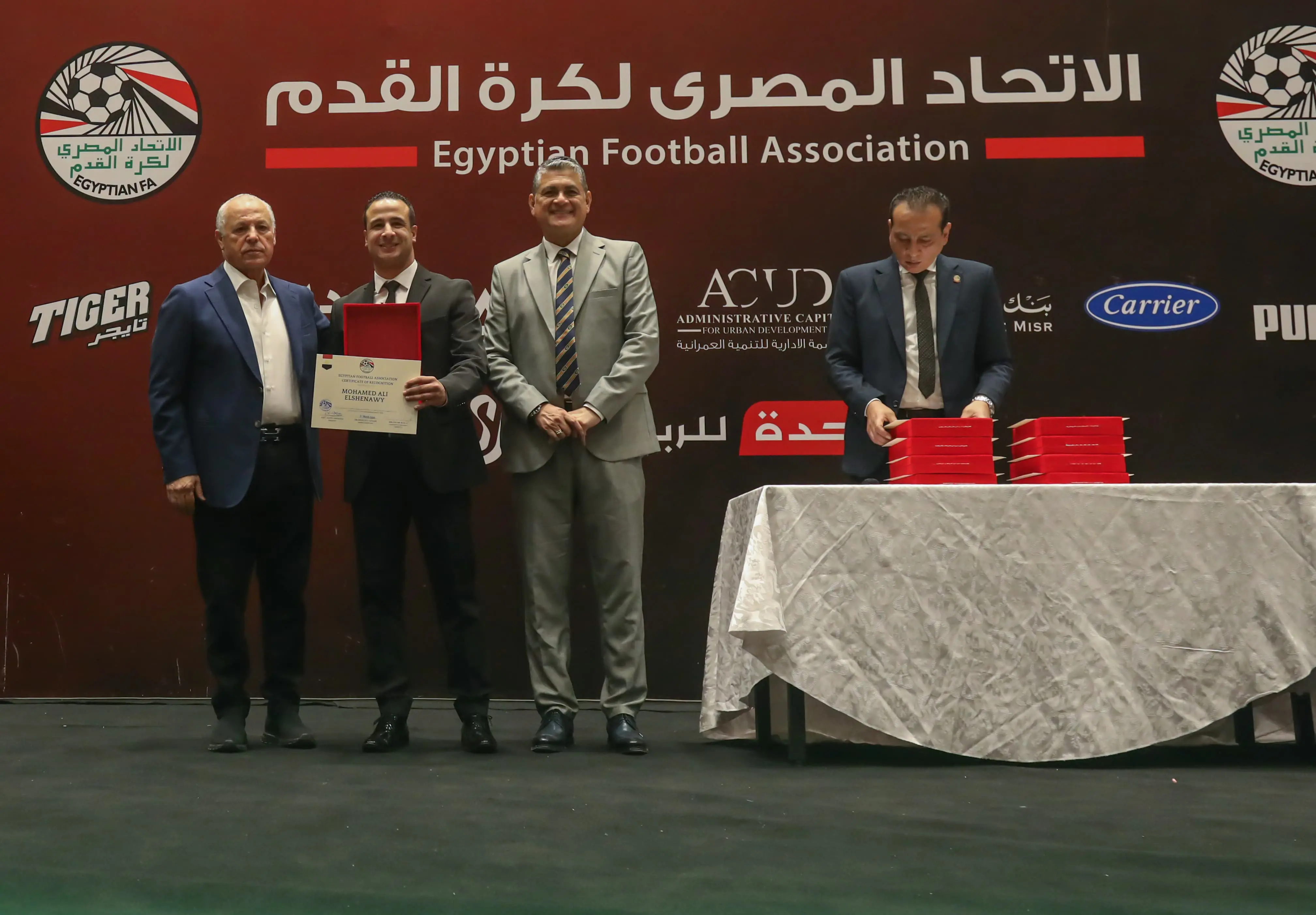 بالصور.. أبوريدة يسلم الشارة للحكام الدوليين