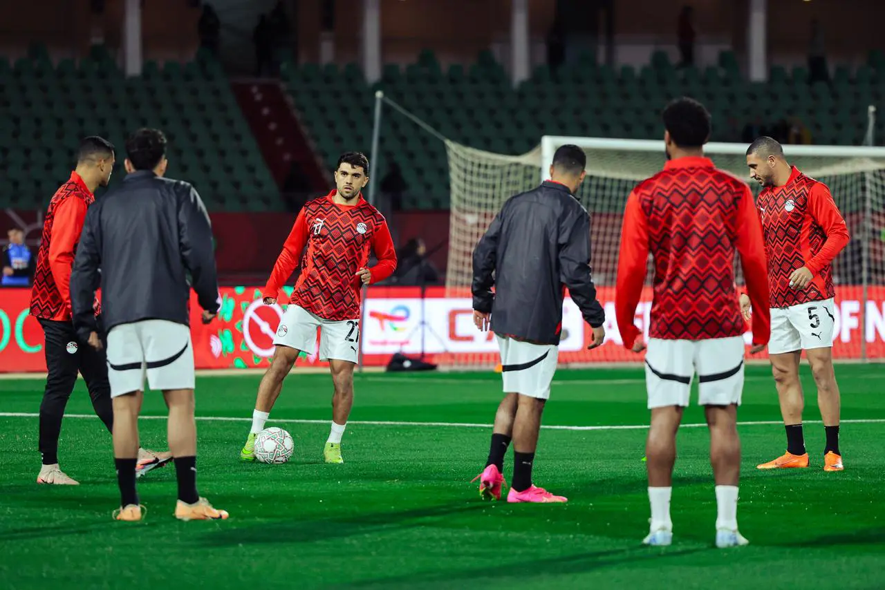 احماء لاعبو المنتخب قبل بداية مباراة زيمبابوي