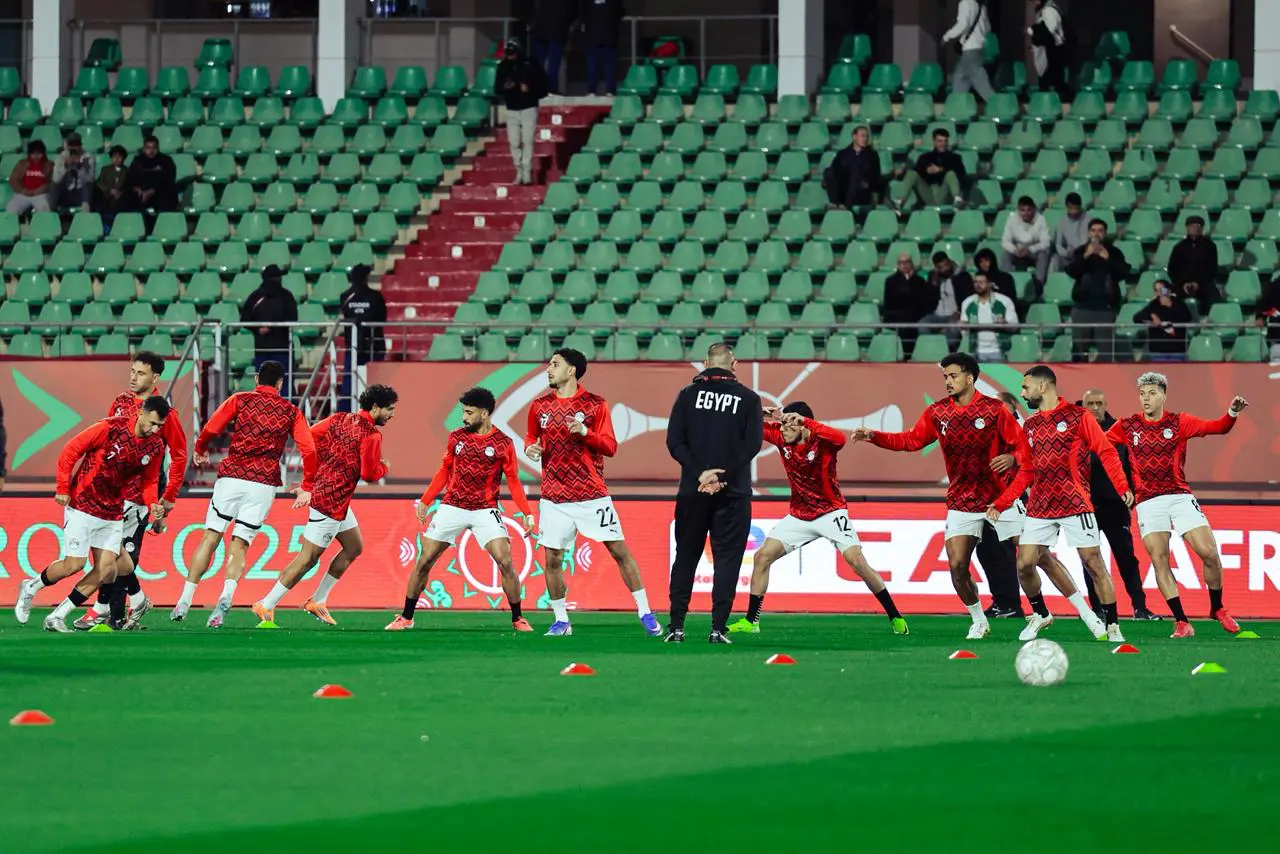 احماء لاعبو المنتخب قبل بداية مباراة زيمبابوي