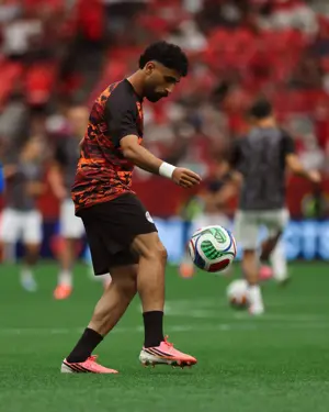 بالصور.. لاعبو منتخب مصر يجرون عمليات الإحماء استعدادًا لمواجهة نيوزيلندا