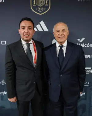 بالصور أبوريدة يهدي قميص منتخب مصر لرئيس الاتحاد الإسباني