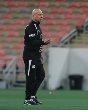 منتخب مصر يختتم تدريباته لمواجهة السعودية غداً.. ووزير الرياضة يجتمع باللاعبين