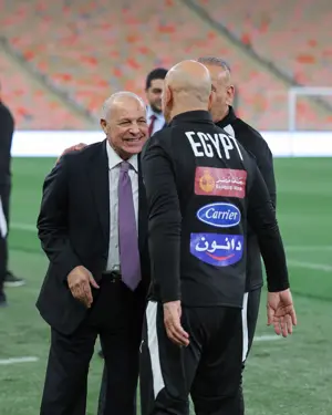 منتخب مصر يختتم تدريباته لمواجهة السعودية غداً.. ووزير الرياضة يجتمع باللاعبين