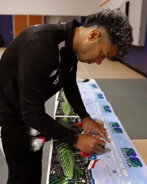 بالصور.. قميص منتخب مصر  وصور جماعية إهداءً لجامعة جونزاجا في "سبوكين" 