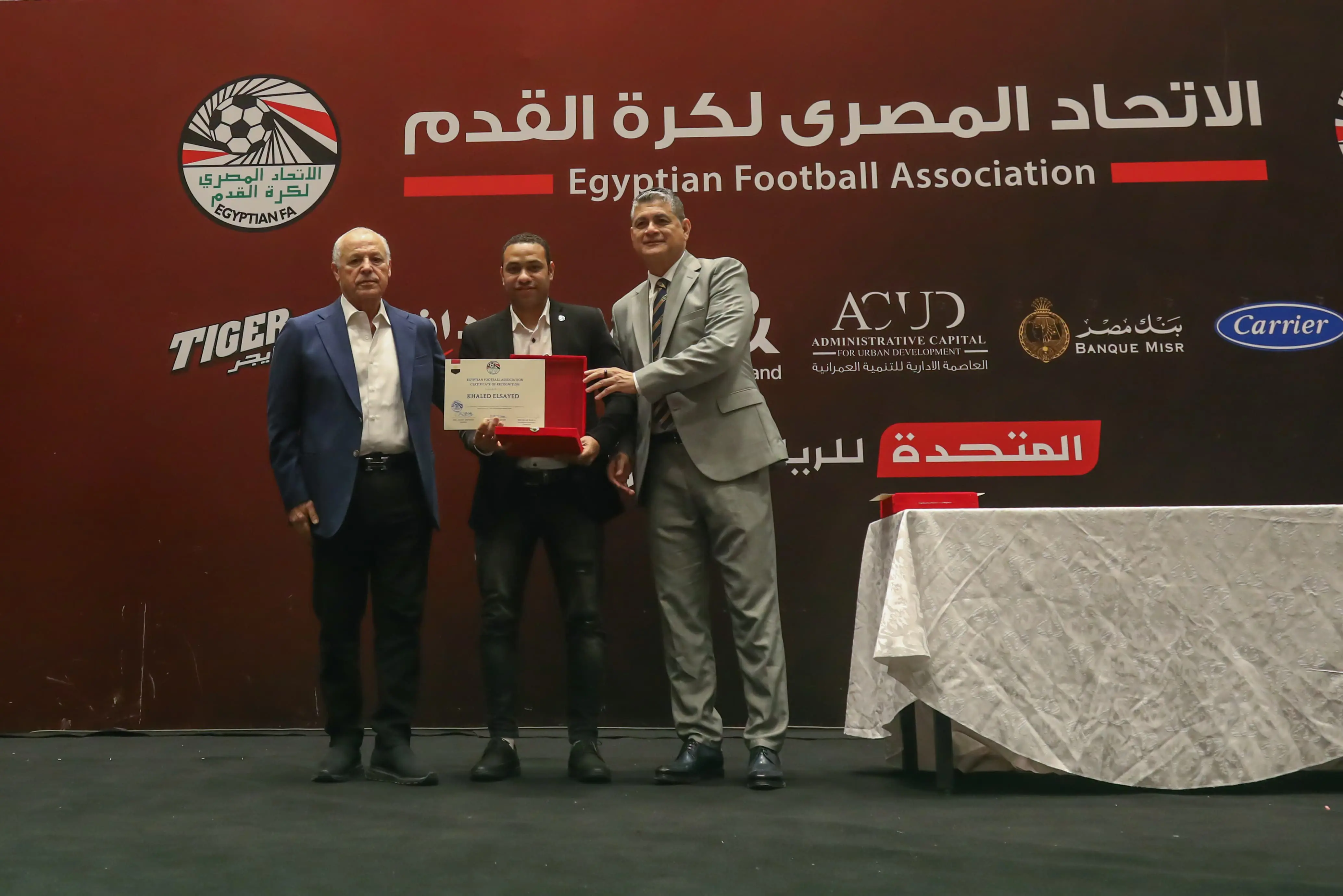 بالصور.. أبوريدة يسلم الشارة للحكام الدوليين