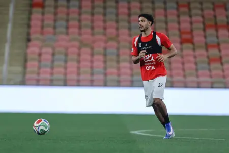 منتخب مصر يختتم تدريباته لمواجهة السعودية غداً.. ووزير الرياضة يجتمع باللاعبين