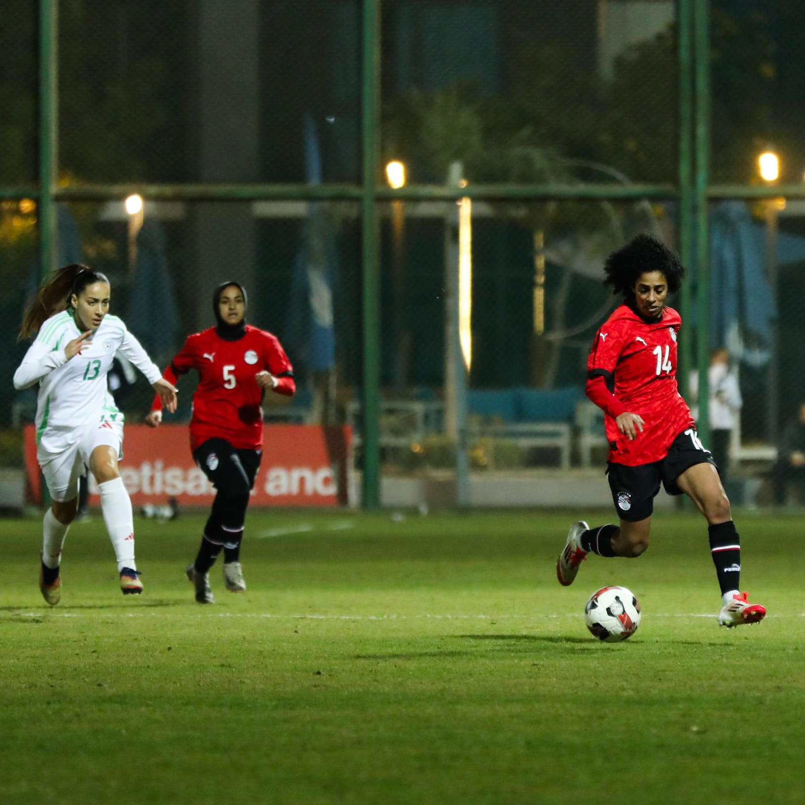 صور لقاء منتخب الكرة النسائية أمام الجزائر