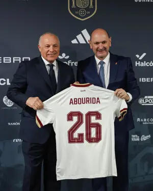 بالصور أبوريدة يهدي قميص منتخب مصر لرئيس الاتحاد الإسباني