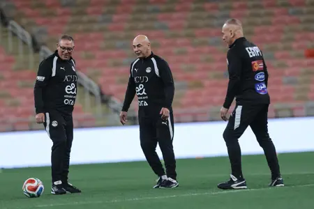 منتخب مصر يختتم تدريباته لمواجهة السعودية غداً.. ووزير الرياضة يجتمع باللاعبين