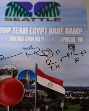 بالصور.. قميص منتخب مصر  وصور جماعية إهداءً لجامعة جونزاجا في "سبوكين" 