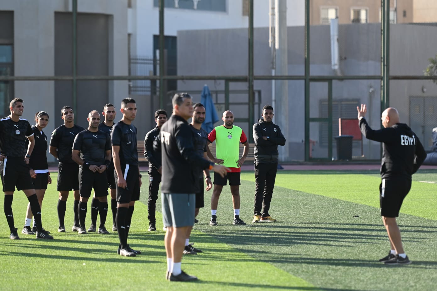 تدريبات فنية وبدنية للحكام تحت إشراف أوسكار رويز رئيس لجنة الحكام