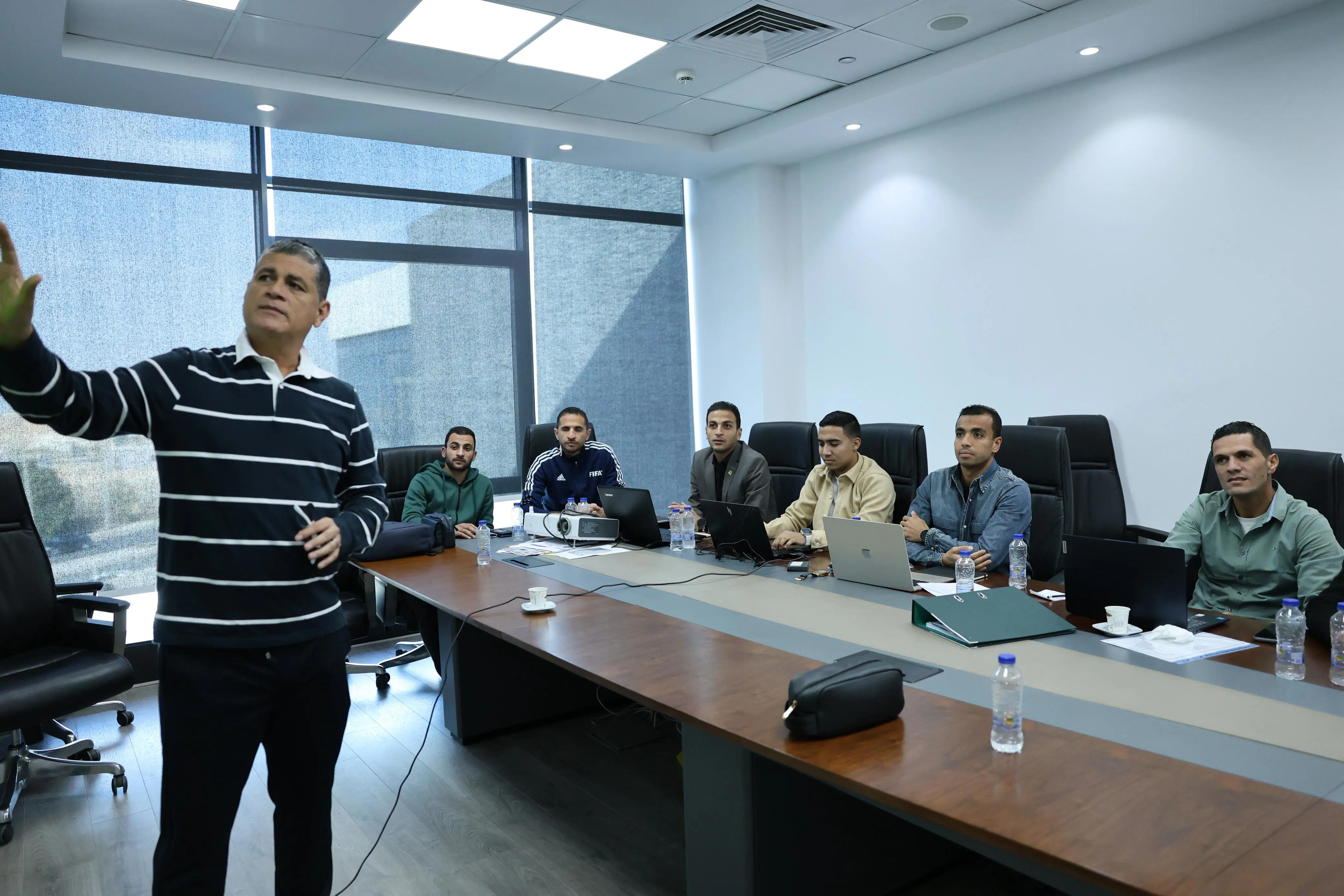 أوسكار رويز يعقد اجتماعًا فنيًا مع 9 حكام لمراجعة بعض الحالات 