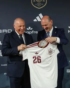 بالصور أبوريدة يهدي قميص منتخب مصر لرئيس الاتحاد الإسباني