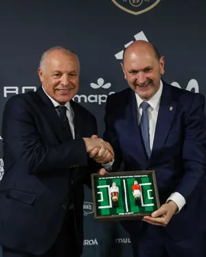 بالصور أبوريدة يهدي قميص منتخب مصر لرئيس الاتحاد الإسباني