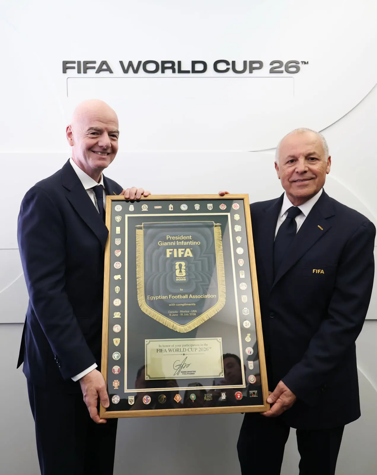 بالصور.. إنفانتينو وأبو ريدة يتبادلان الدروع التذكارية على هامش مباراة مصر وبلجيكا في كأس العالم 